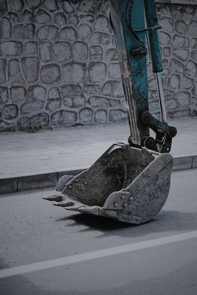 挖掘机铲斗在道路上的特写照片